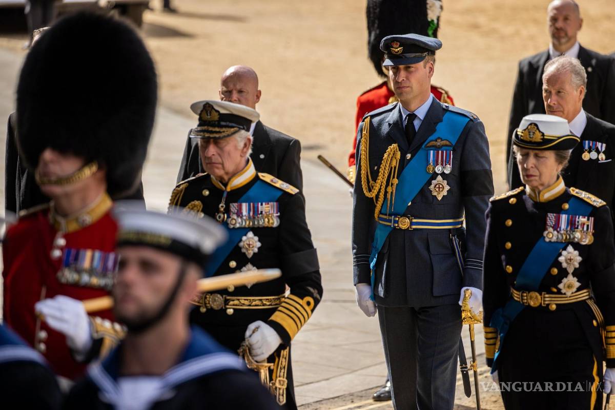 $!El Rey Carlos III (C-I) la Princesa Ana (D) y el Príncipe William, el Príncipe de Gales (C, detrás) siguen el ataúd en el cortejo fúnebre estatal de Isabel II en Londres.