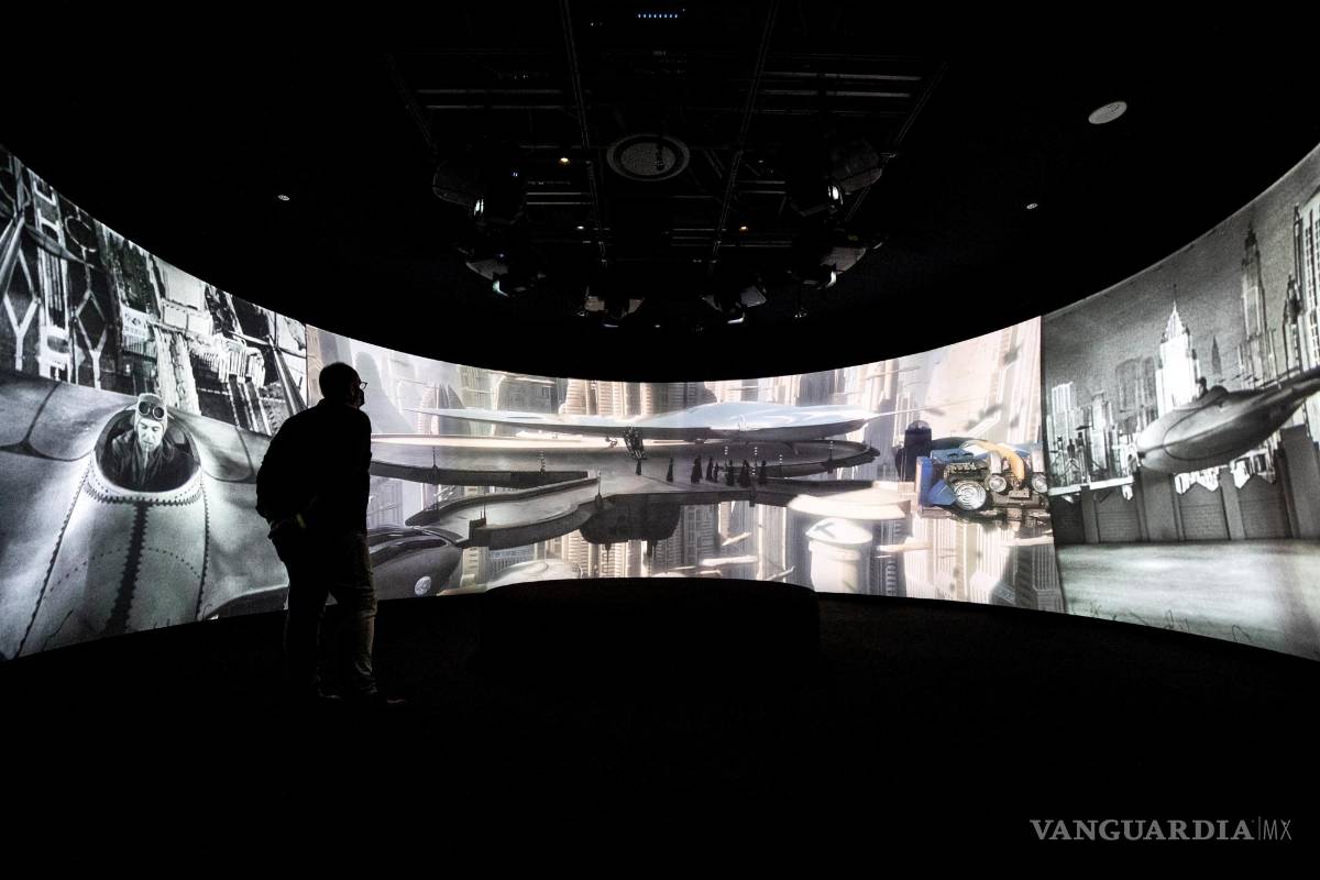 $!Un visitante mira los videos proyectados en una sala de casi 360 ° durante la vista previa para la prensa del Academy Museum of Motion Pictures en Los Ángeles, California. EFE/EPA/Etienne Laurent