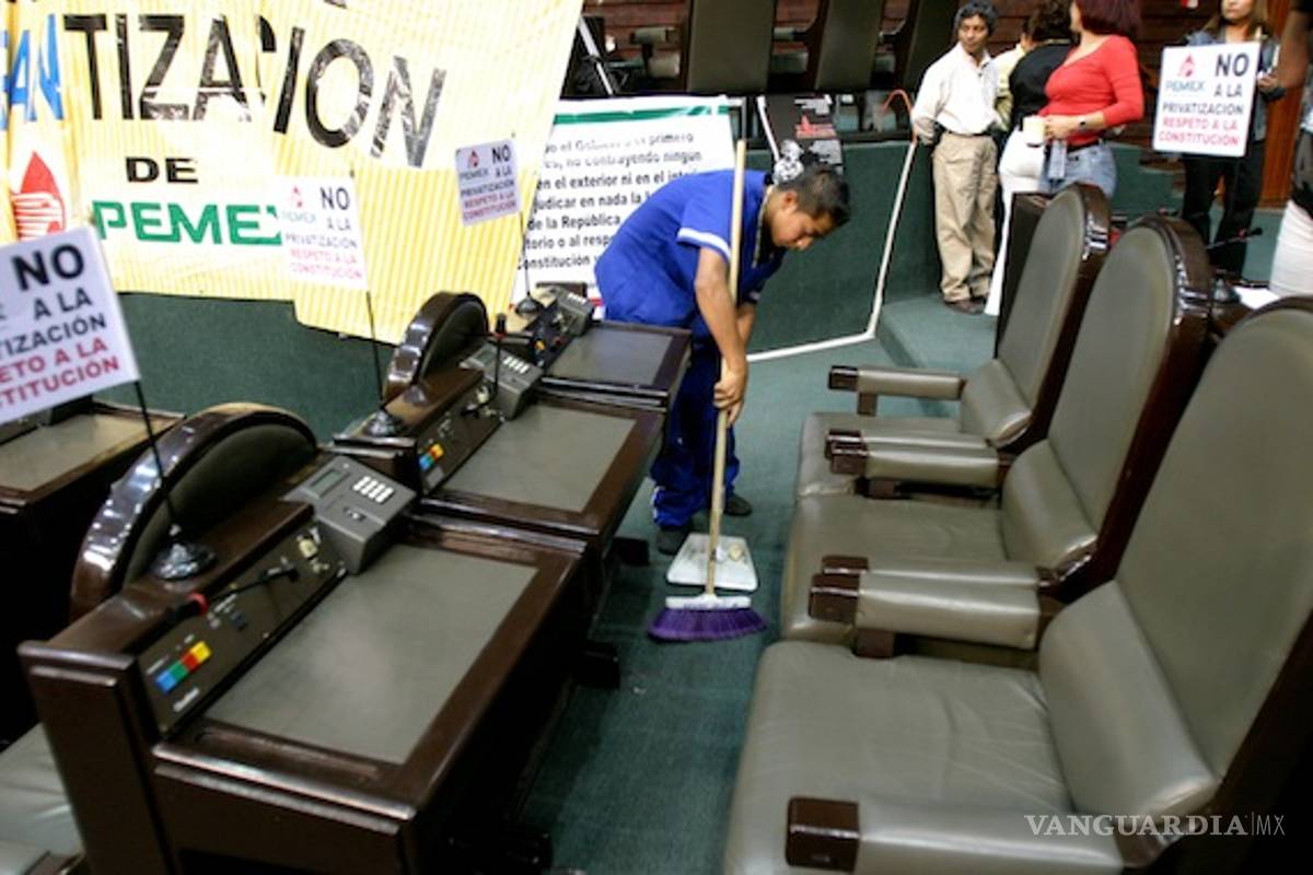 Diputados no quieren bajar su sueldo pero sí el de los empleados de limpieza... les quieren pagar 100 pesos diarios