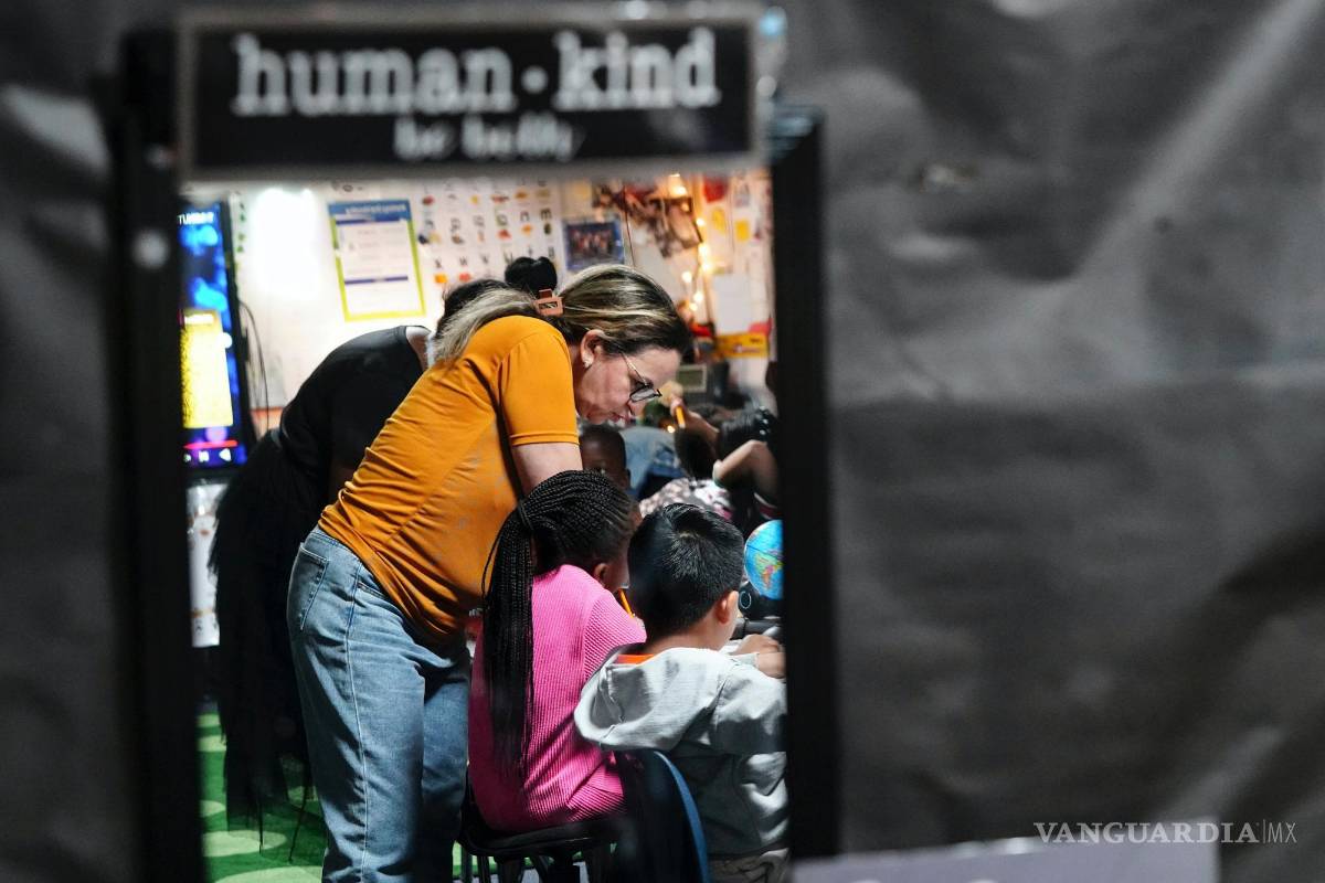 $!Zhour Boutyebi, quien ayuda en las aulas, trabaja con estudiantes en la clase de matemáticas de segundo grado en la Academia Place Bridge en Denver.