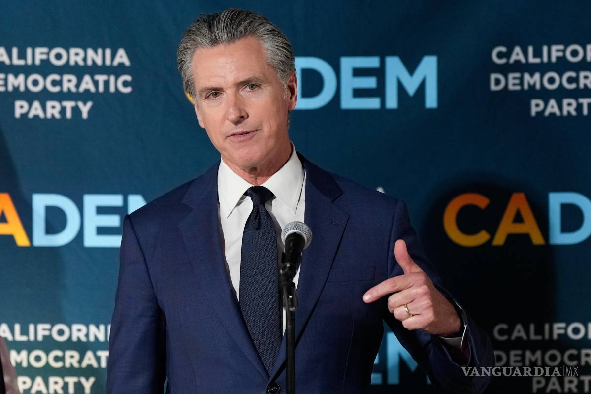 $!El gobernador de California, Gavin Newsom, en una conferencia de prensa la noche de las elecciones en una oficina del Partido Demócrata en Sacramento.