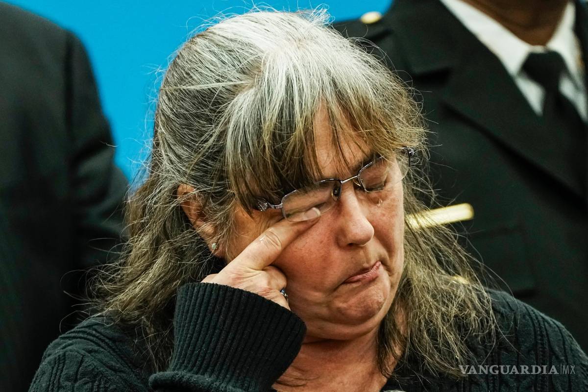 $!Una familiar de las víctimas llora mientras escucha al fiscal de distrito del condado de Suffolk, Raymond A. Tierney.