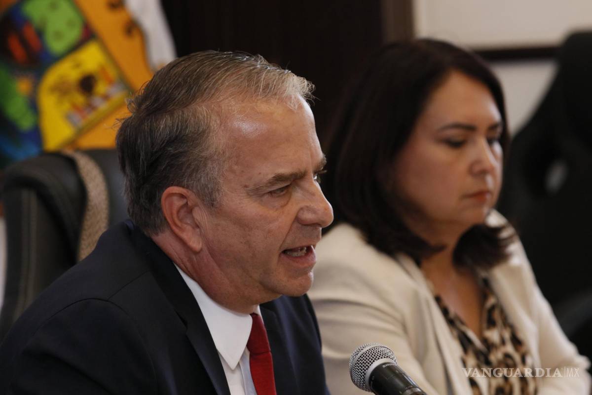 $!De acuerdo con el titular de la Sedu en Coahuila, Francisco Saracho Navarro, en Coahuila se continúa a la espera de las resoluciones para conocer si se repartirán o no los libros de texto.
