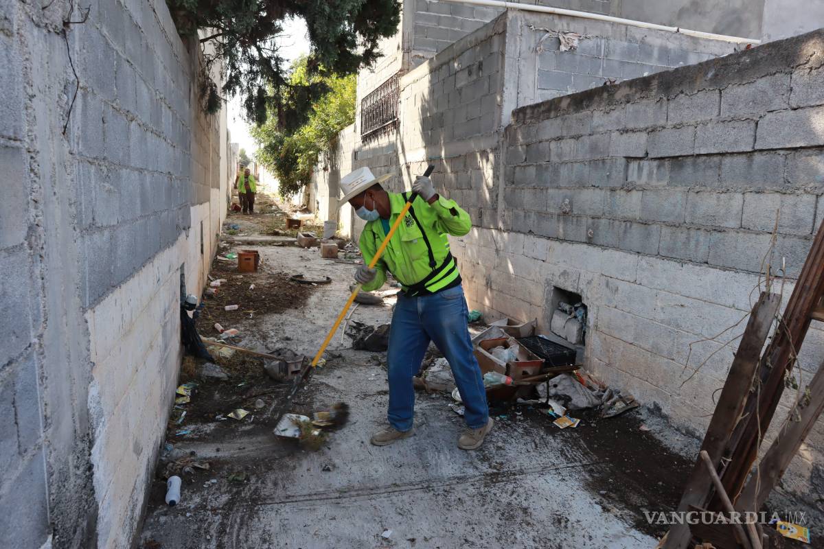 $!Cuadrillas municipales realizaron jornadas de limpieza en callejones de la colonia Morelos, retirando basura, maleza y escombro para prevenir riesgos y mantener un entorno seguro.