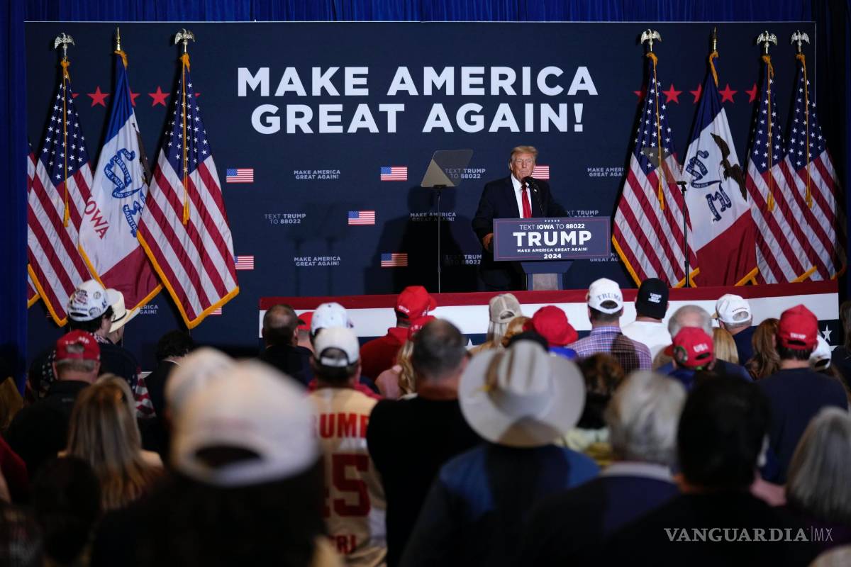 $!El expresidente Donald Trump habla durante un mitin de compromiso con el caucus, el miércoles 13 de diciembre de 2023, en Coralville, Iowa.