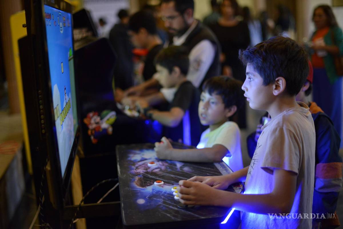 $!Los niños pudieron jugar algunos clásicos en el lobby del teatro.