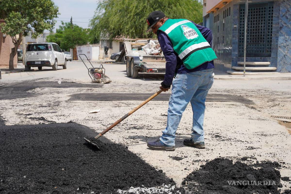 $!Cuadrillas operativas trabajan diariamente en colonias y avenidas con mayor flujo vehicular.