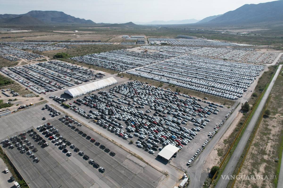 $!Los patios de Stellantis en Derramadero también se han visto con una importante cantidad de vehículos producidos.