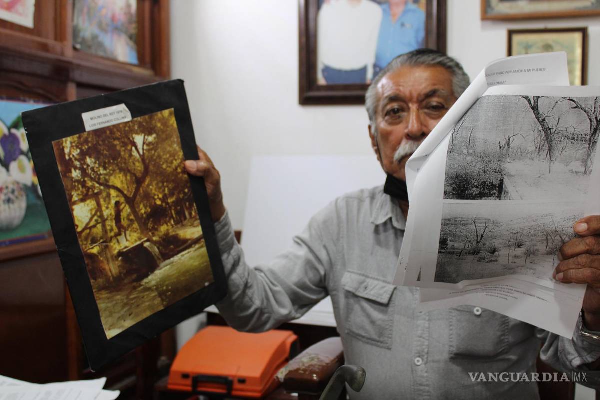 $!Luis Alberto Martínez, activista local muestra dos fotografías. Una, de hace décadas, se ve que el agua cae como cascada. La otra imagen es la misma zona, pero con un panorama seco.