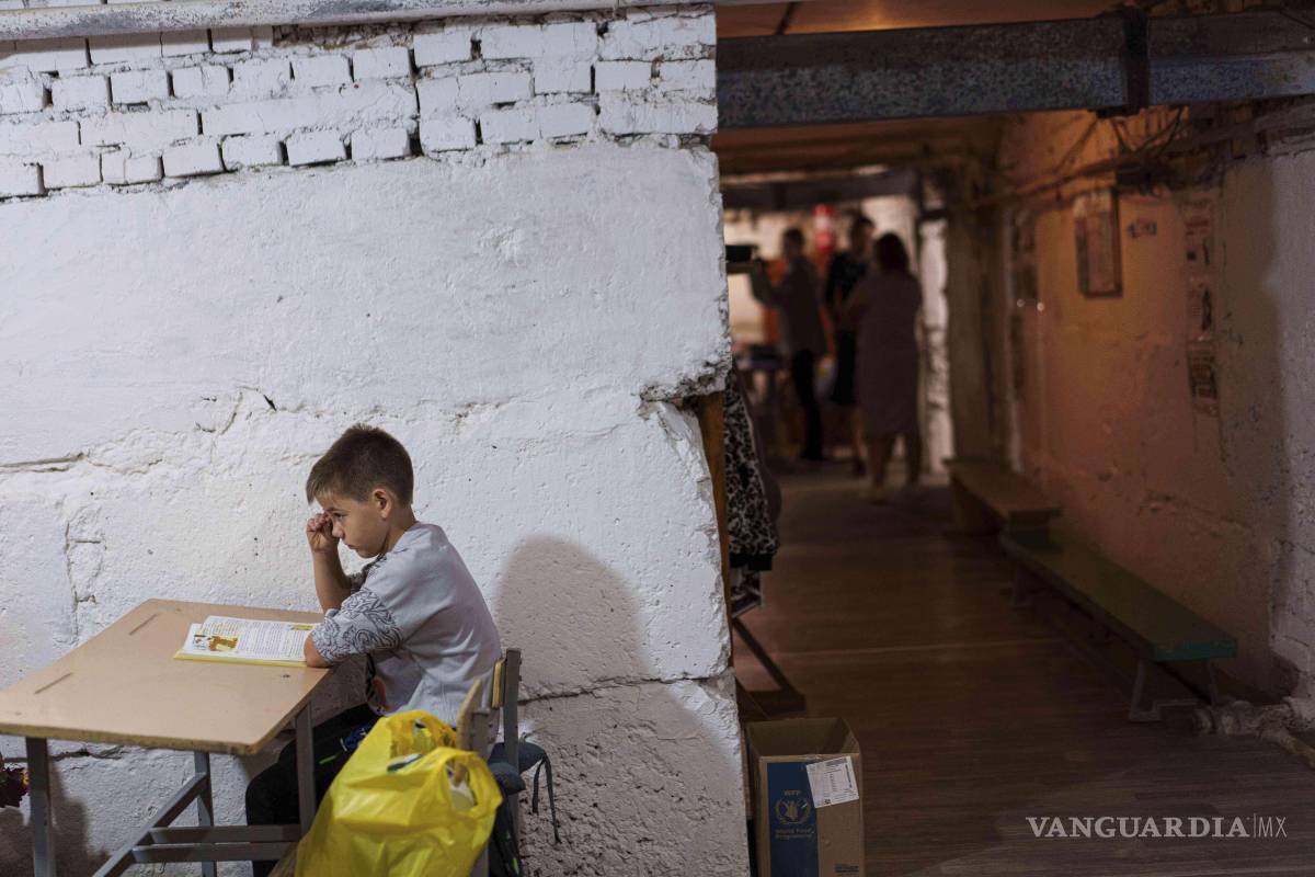 $!Un estudiante escucha a un profesor durante una clase. La escuela de Bobryk se vio obligada a trasladarse al sótano debido a las constantes alarmas.