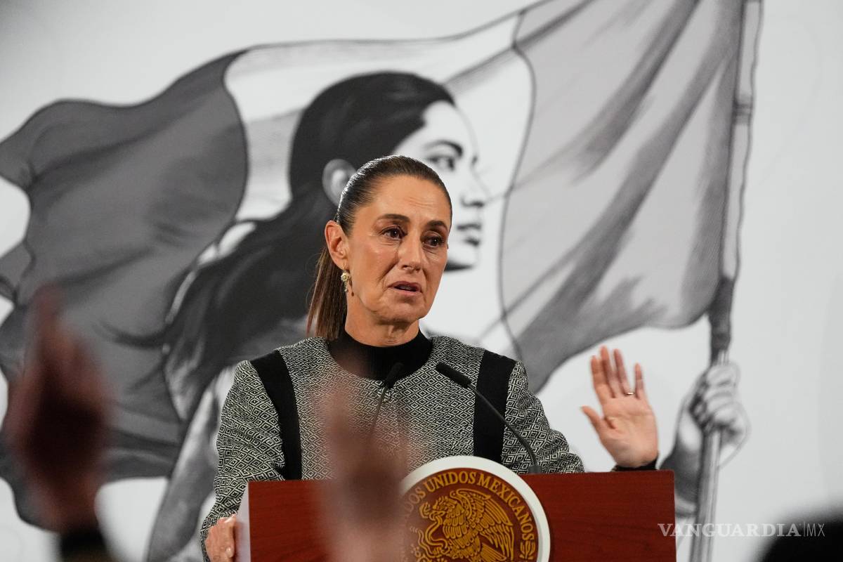 $!La presidenta mexicana, Claudia Sheinbaum, habla durante su conferencia de prensa matutina en el Palacio Nacional, Ciudad de México.