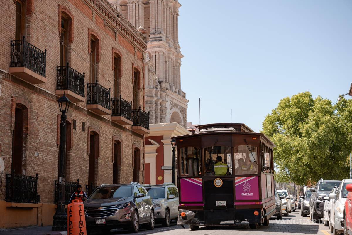 $!El tranvía turístico frente a la Catedral de Saltillo, punto de partida de un recorrido que invita a descubrir la historia viva de la ciudad.