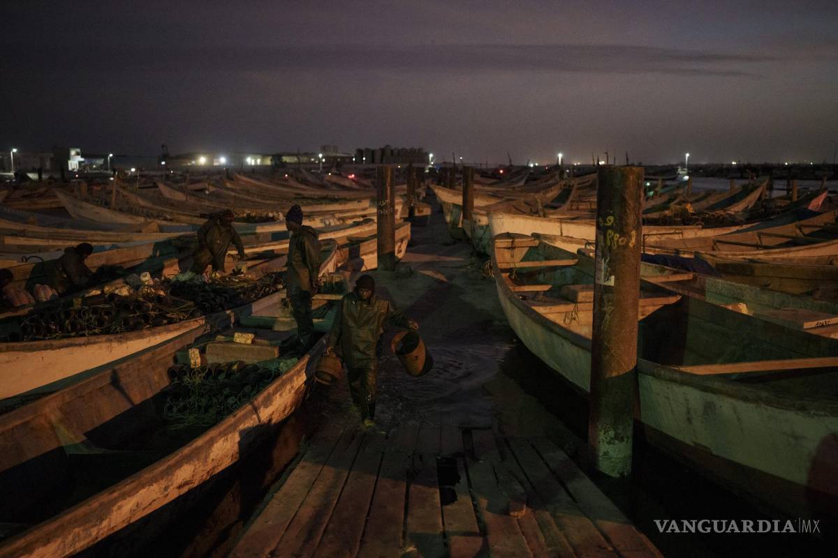 $!Tras una jornada en el mar, pescadores descargan sus capturas en el puerto de Nuadibú, Mauritania, el 27 de noviembre de 2021.