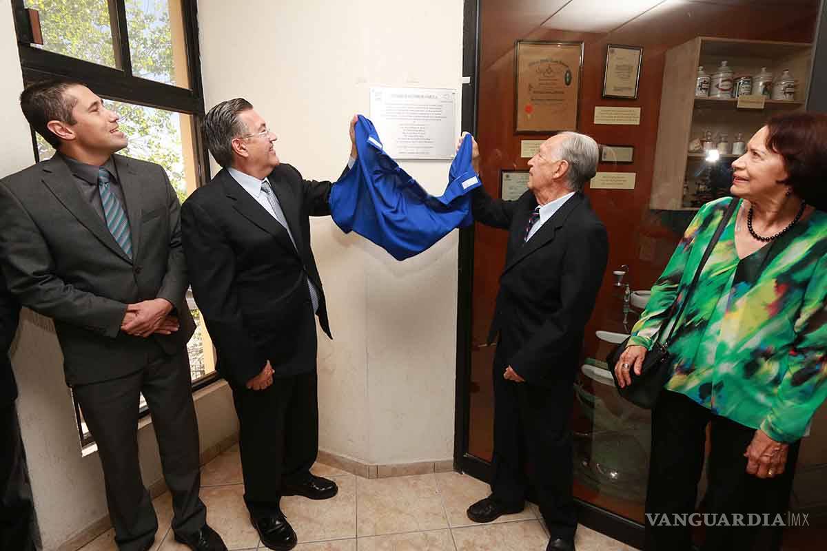 Dona familia equipo a Facultad de Odontología