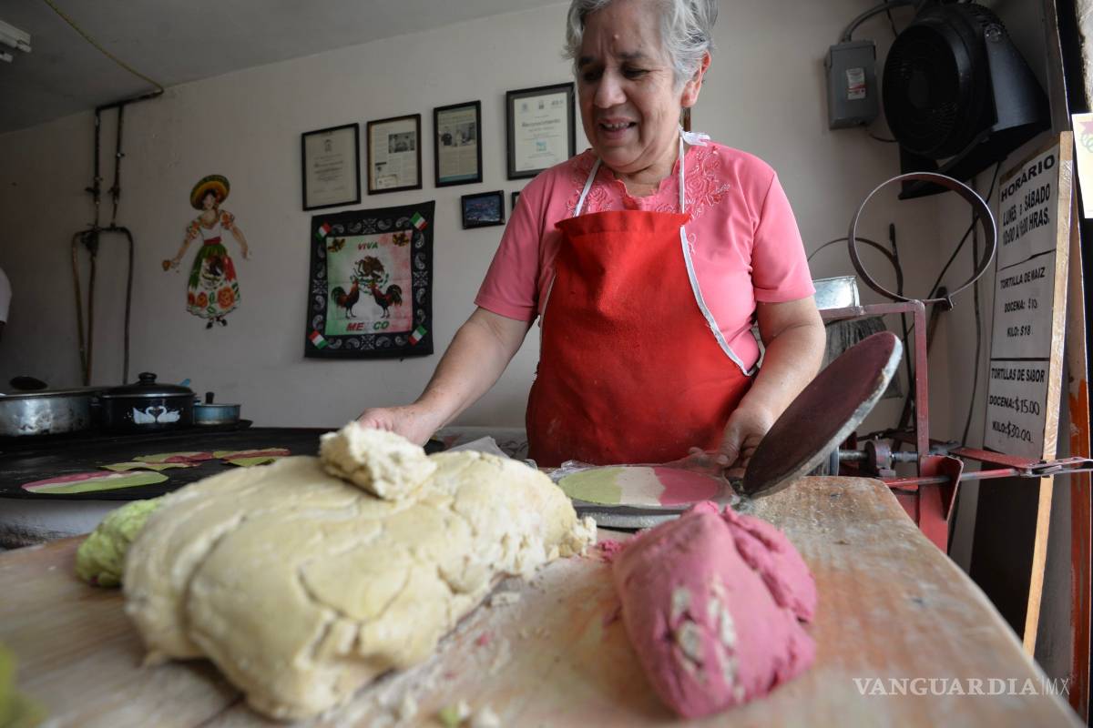 $!‘Se echan un taco’ de creatividad y producen la ‘Tortilla Tricolor’