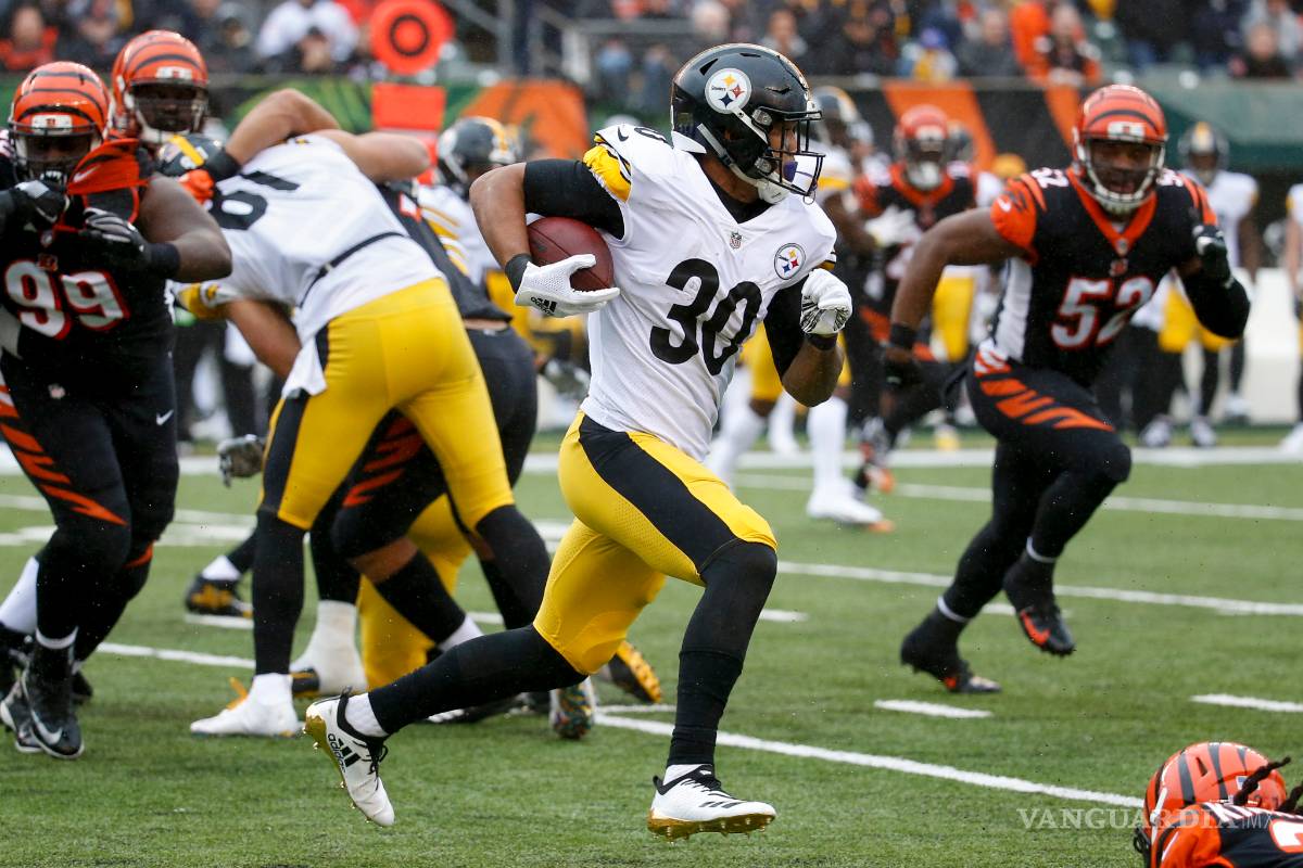 $!Antonio Brown corre hacia el camino de la victoria