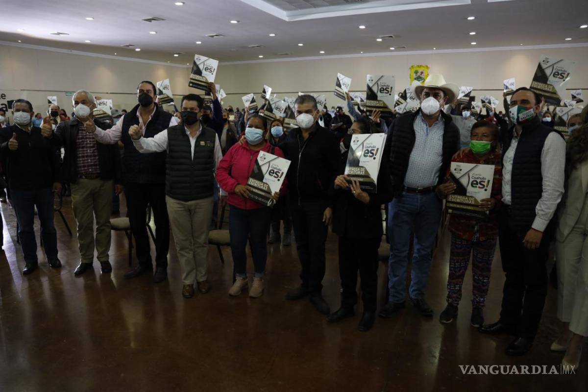 Entregan más de 200 escrituras a familias de la región sureste de Coahuila