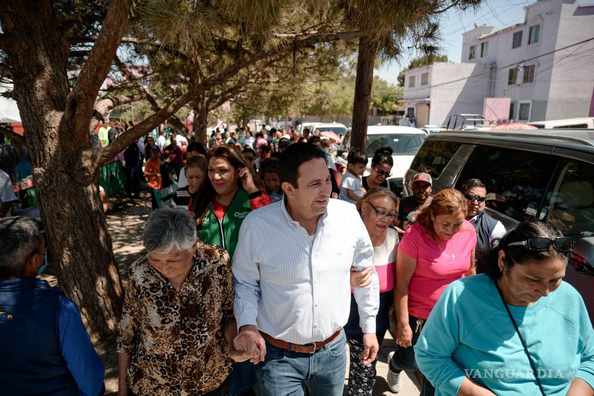 $!El alcalde Javier Díaz recorrió algunas cuadras de la colonia La Herradura, acompañado de decenas de vecinos.