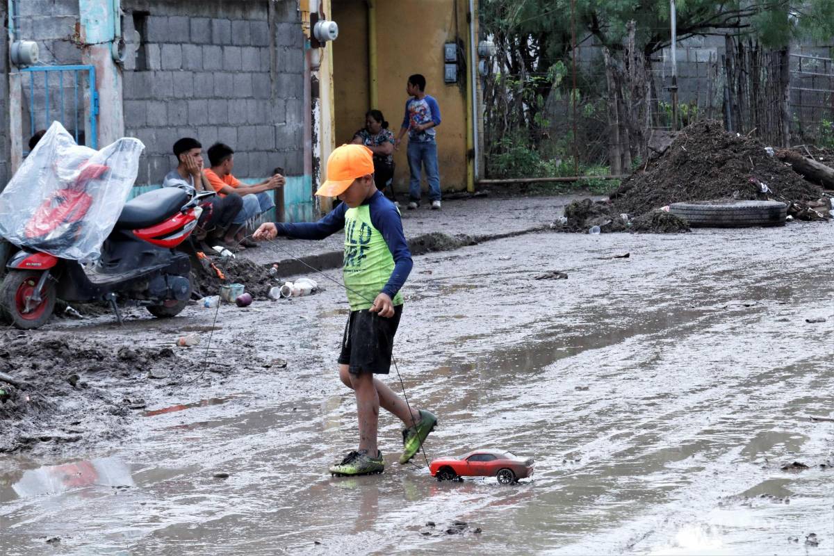 $!Las calles quedaron llenas de lodo tras el paso del agua.