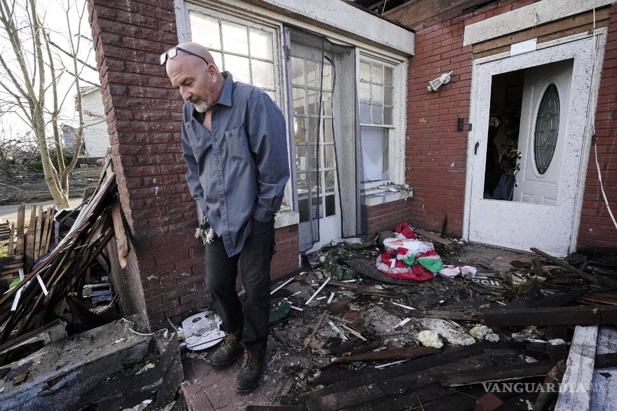$!Timothy McDill se encuentra cerca de su casa dañada por el tornado en Mayfield, Kentucky. AP/Mark Humphrey