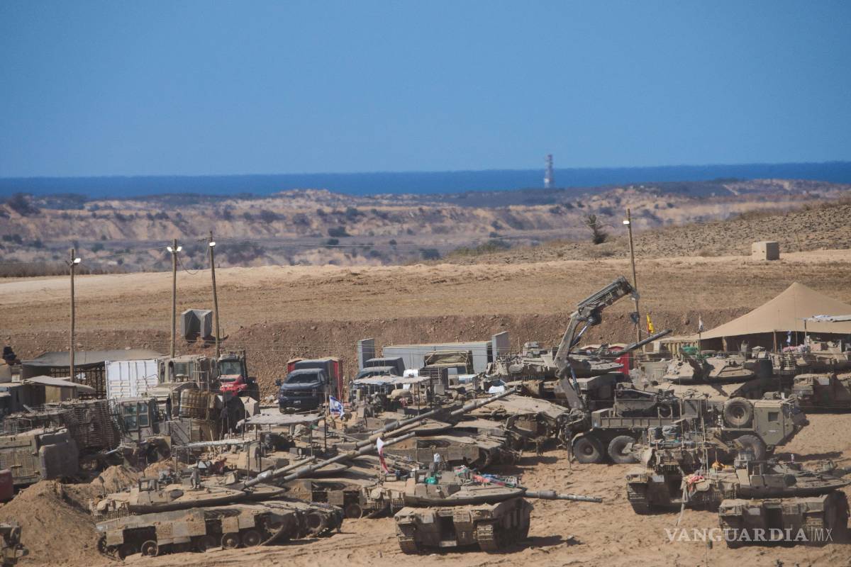 $!Soldados israelíes trabajan en sus tanques en un punto de encuentro en la frontera con la Franja de Gaza, en el sur de Israel.
