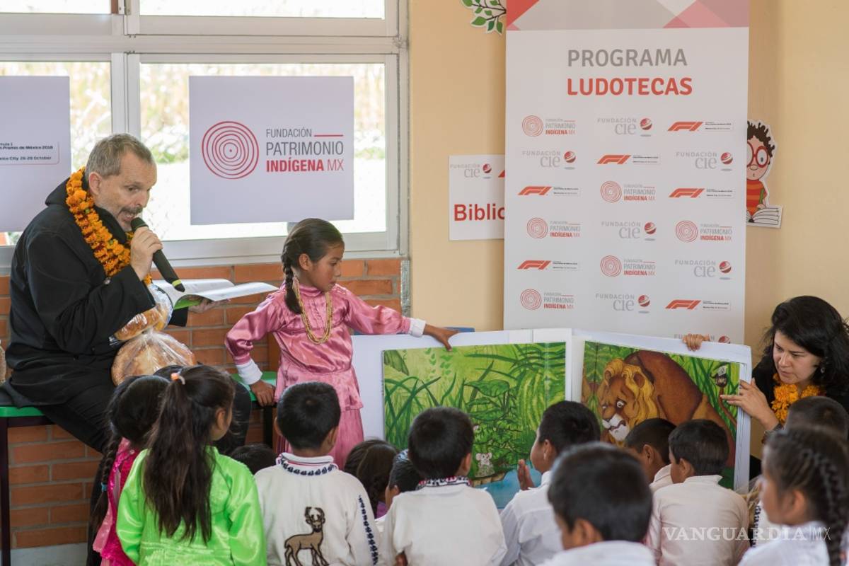 Miguel Bosé inaugura ludoteca para niños mazahuas