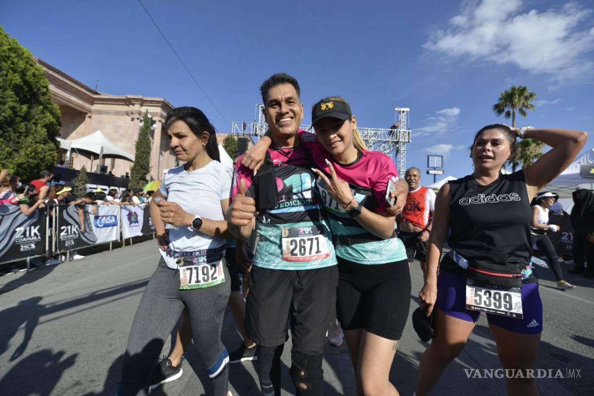 $!Le dan el ‘Sí’ en el 21K Coahuila; novio propone matrimonio en la línea de meta