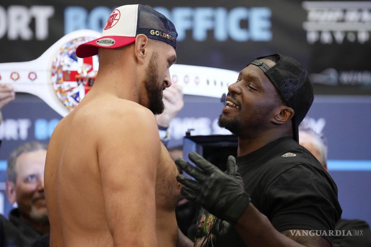 $!Tyson Fury y Dillian Whyte se enfrentan cara a cara mientras participan en su pesaje en el recinto Boxpark Wembley, cerca del estadio de Wembley, en Londres.
