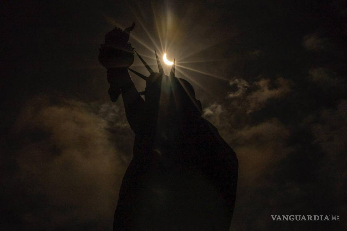 Así cautiva, maravilla y asombra el eclipse solar desde Mazatlán hasta la isla de Terranova (fotos)