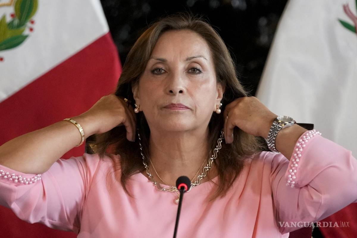 $!La presidenta peruana Dina Boluarte muestra sus joyas durante una conferencia de prensa, el 5 de abril de 2024, en el Palacio de Gobierno en Lima.