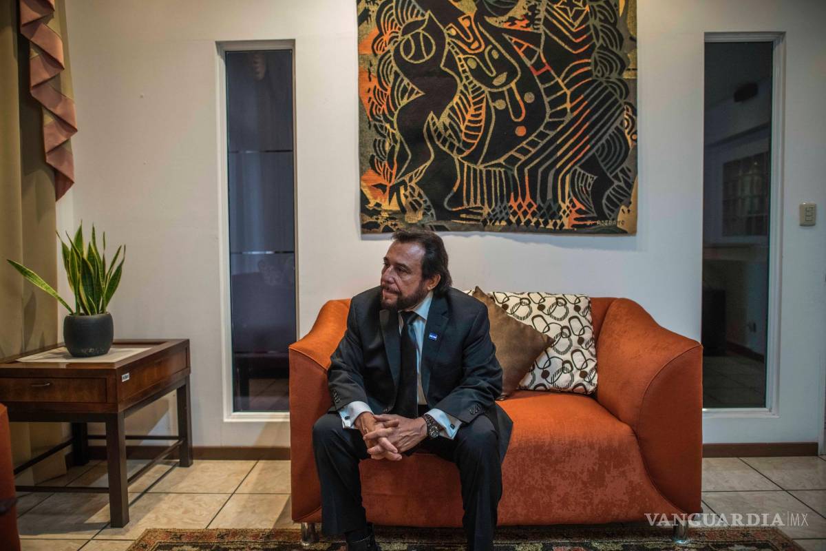 $!El vicepresidente Félix Ulloa en su oficina en San Salvador, El Salvador.