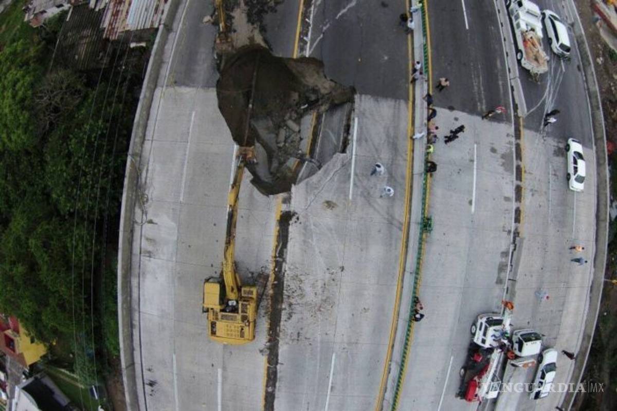 $!Fallecen ocupantes de automóvil que cayó en socavón