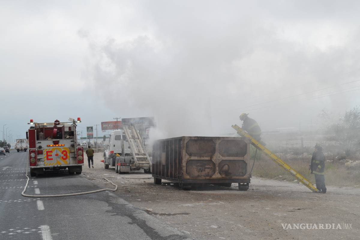 Mientras circulaba se incendia contenedor