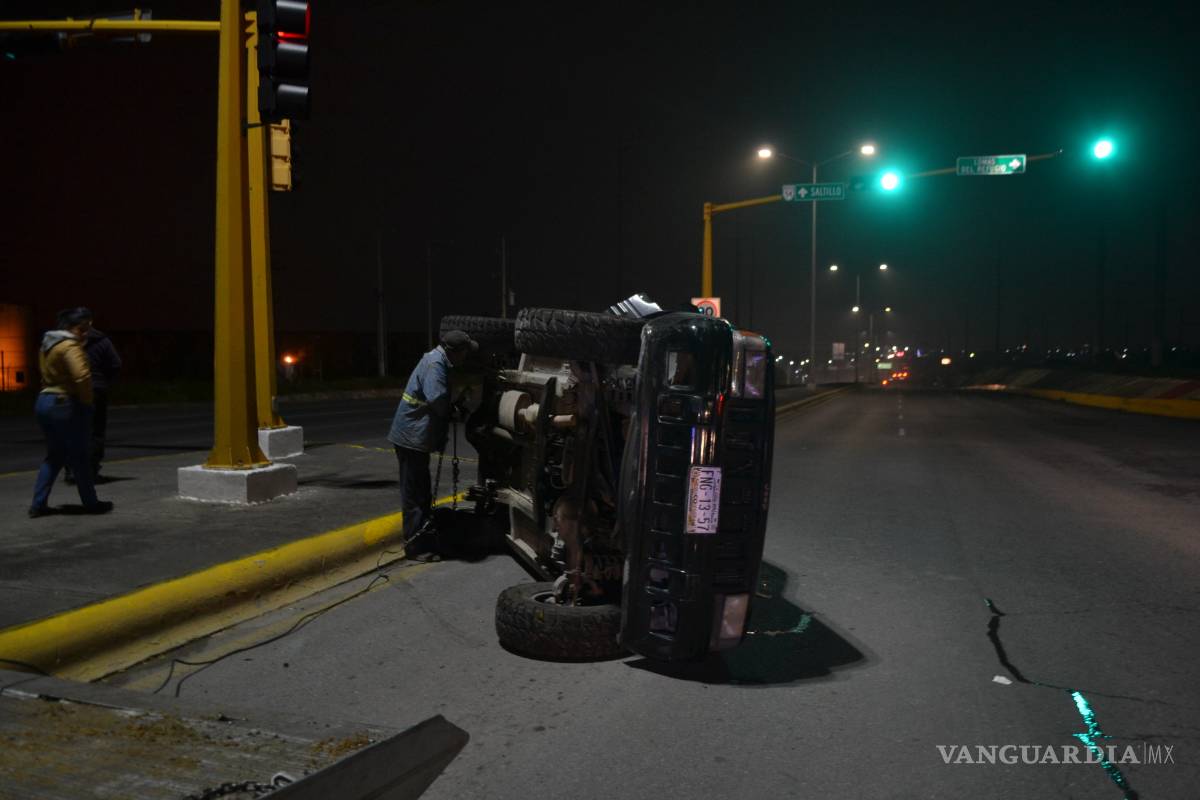 Cerca de casa vuelca por no calcular bien una vuelta; se lleva luminaria en bulevar de Saltillo