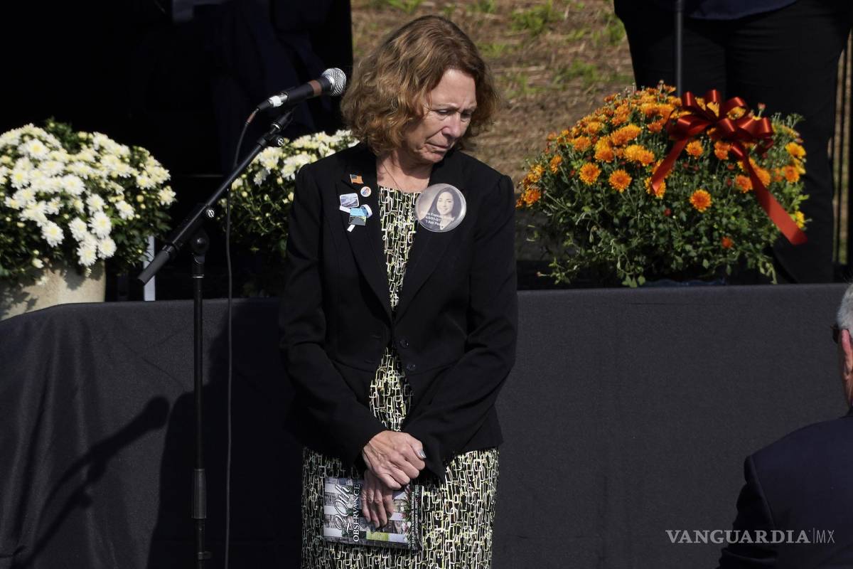 $!La madre de la pasajera del Vuelo 93, Deora Francis Bodley, participa en un memorial de la vigésima Observancia en el Monumento Nacional del Vuelo 93 en Shanksville, Pensilvania. AP/Gene J. Puskar