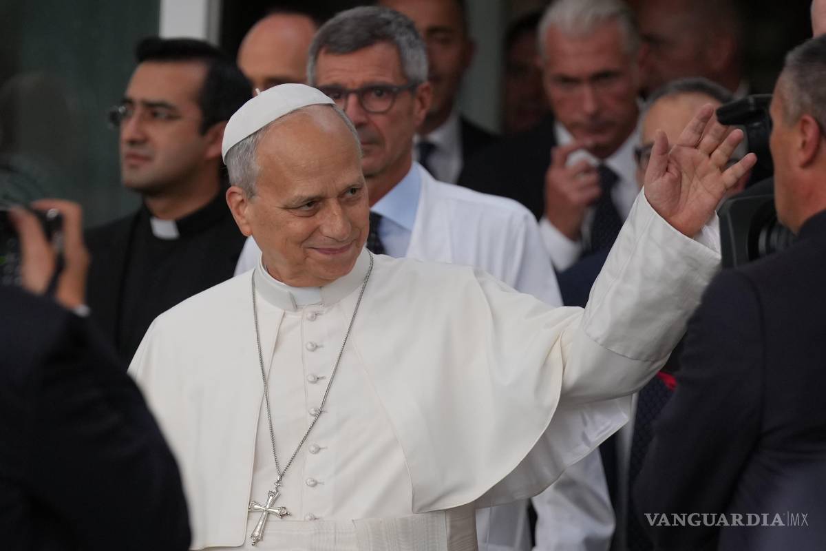$!El papa León XIV, acompañado por el cirujano Stefano Margaritora, abandona el Policlínico Agostino Gemelli de Roma el sábado 17 de octubre de 2026.