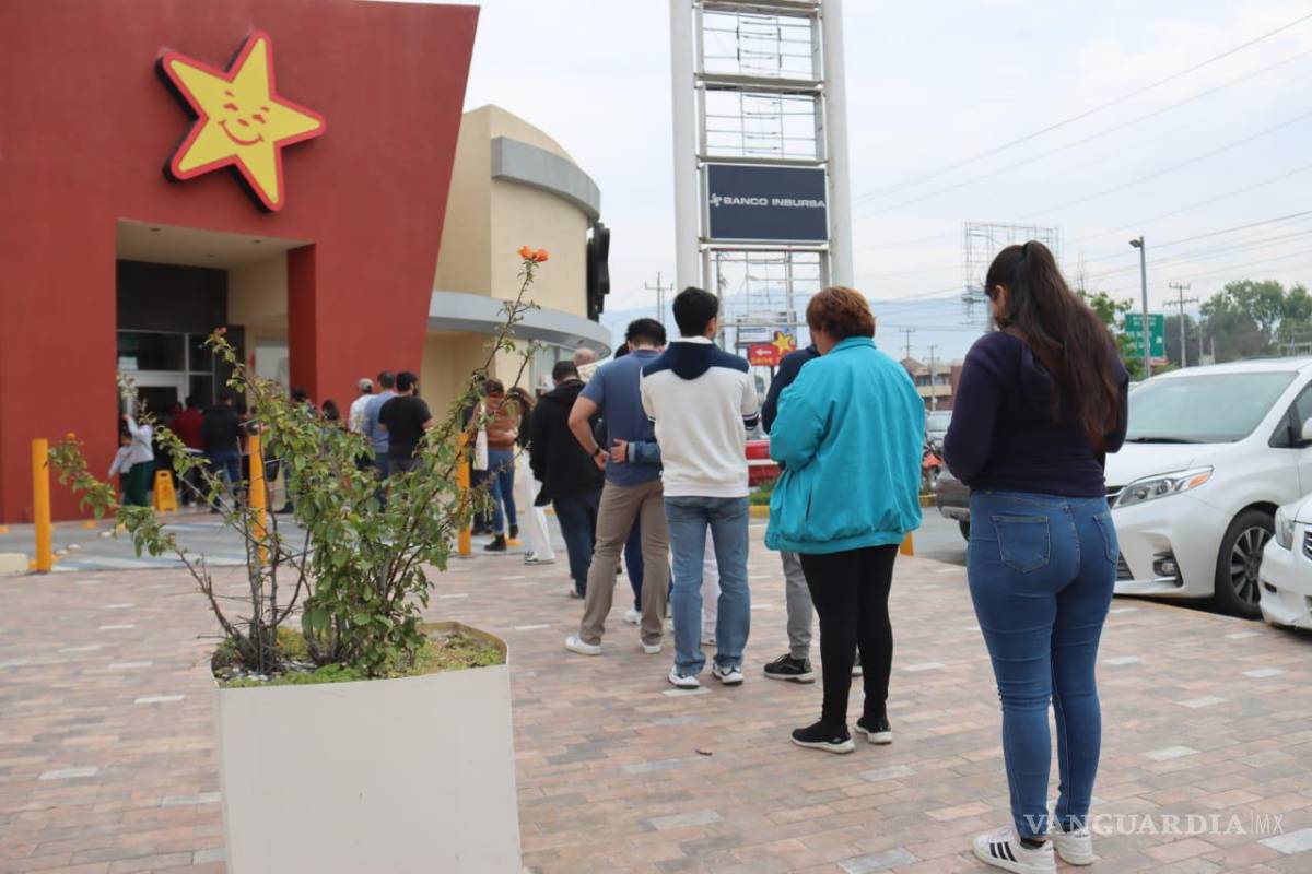 $!Las filas de autos no hacen sino crecer, con todos los que buscan aprovechar la promoción.