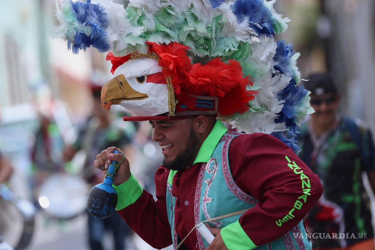 $!Un artista participa en la celebración de la Fiesta Internacional de las Artes Saltillo 445 danzando cerca a la Parroquia del Ojo de Agua en Saltillo, Coahuila (México).