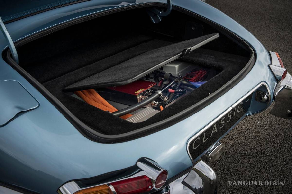 $!En su boda, el príncipe Harry y Meghan Markle usaron un Jaguar E-Type Roadster eléctrico