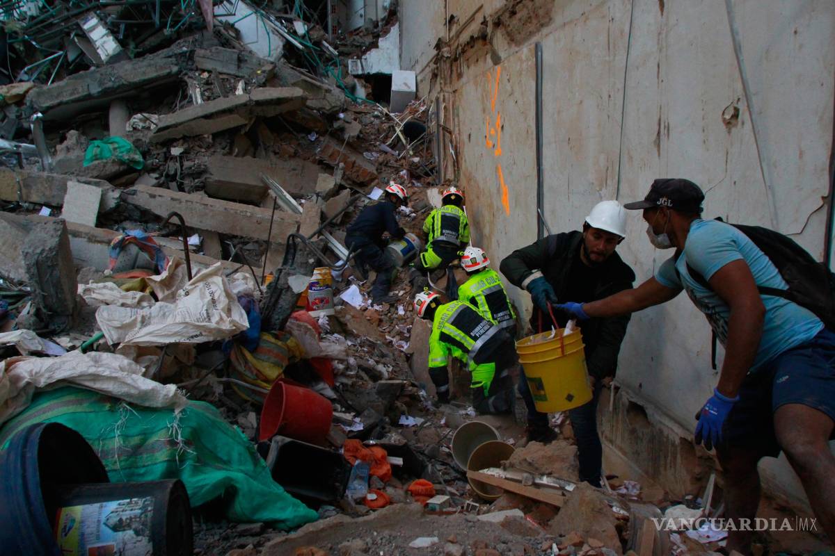 $!Los equipos de rescate y los voluntarios retiran los escombros un día después del terremoto que azotó Pereira, Colombia, el martes 11 de agosto de 2026.