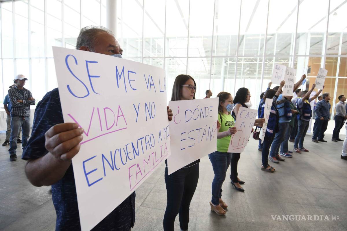 $!"Agarren la pala de a deveras, no nada más para la foto", dice madre de desaparecido a autoridades federales y estatales