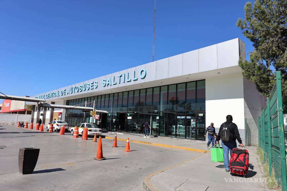 $!Desde tempranas horas del 25 de diciembre, los viajeros abarrotan la Central de Autobuses, algunos para reunirse con familiares y otros en busca de aventuras en nuevos destinos.