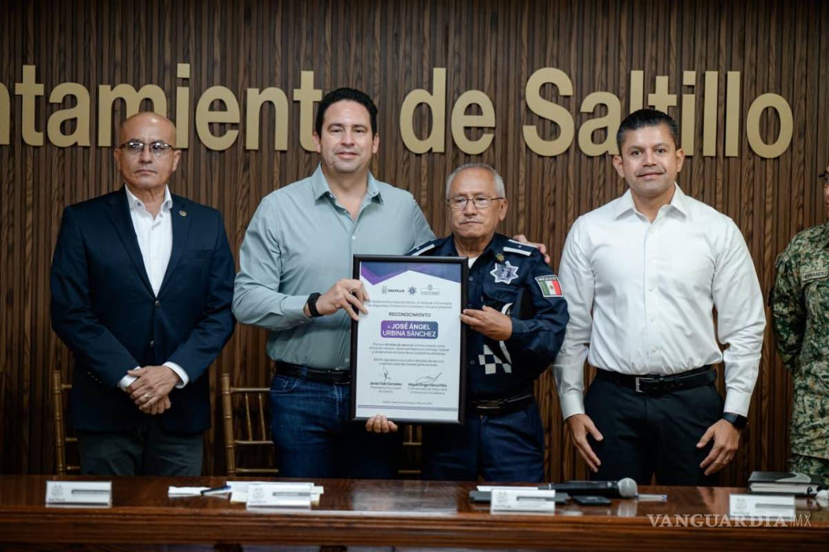 $!El oficial de Tránsito Municipal, José Ángel Urbina Sánchez, recibió un reconocimiento por 40 años de servicio dentro de la corporación.