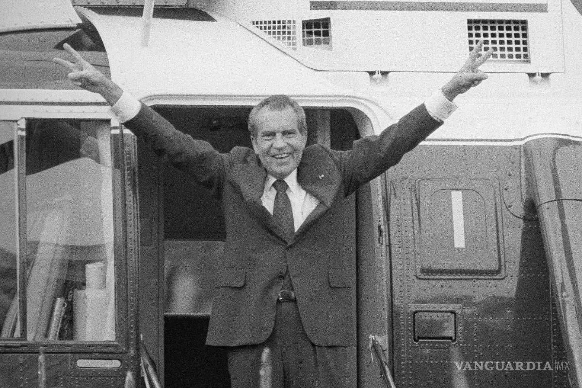 $!Richard Nixon se despide de su personal fuera de la Casa Blanca después de renunciar a la presidencia el 9 de agosto de 1974.
