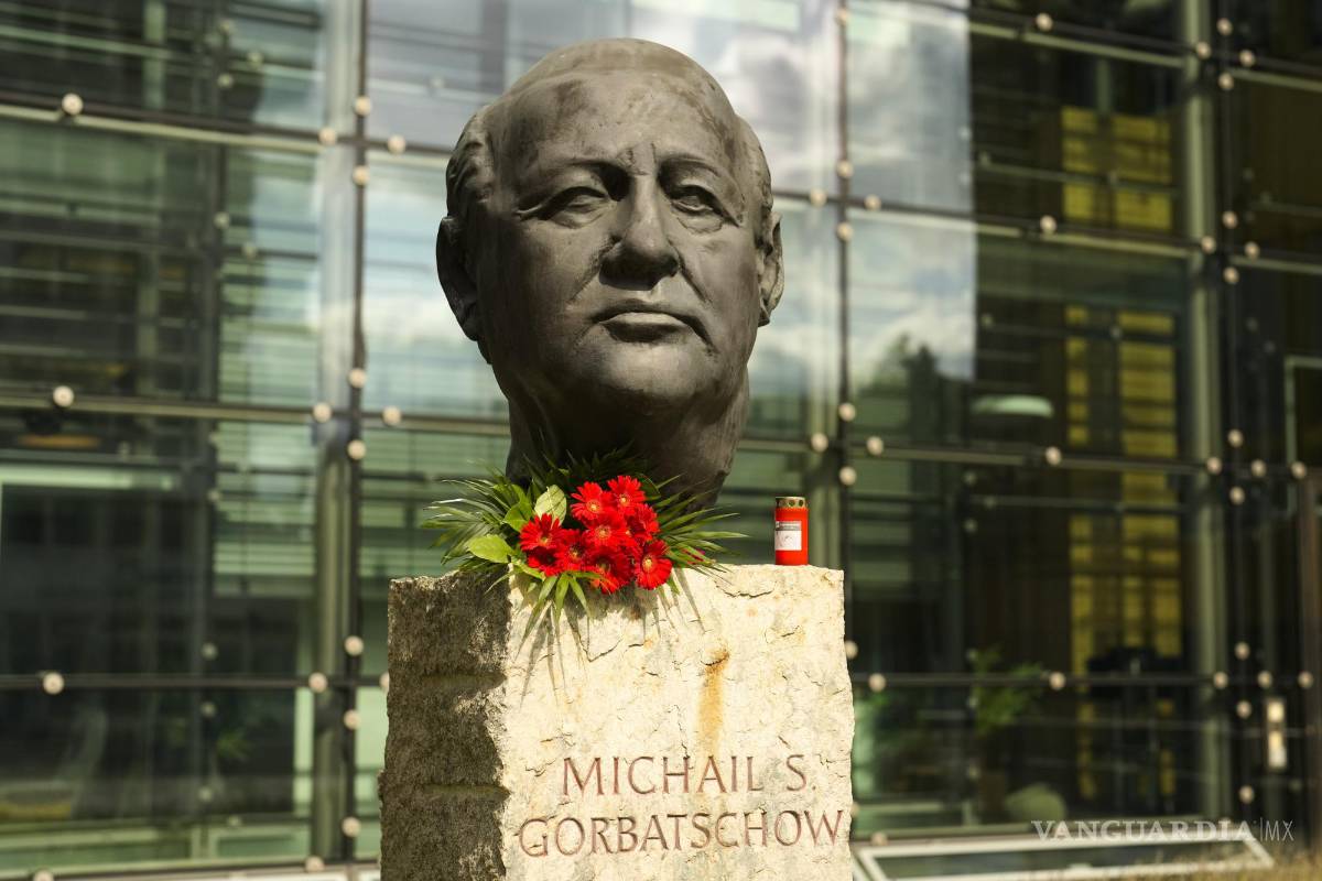 $!Flores y una vela en un busto del ex presidente soviético Mikhail Gorbachev en la editorial Axel Springer en Berlín, Alemania.