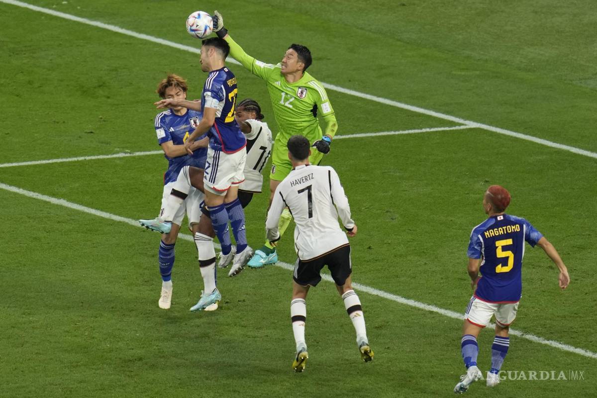$!Shuichi Gonda sale por el balón dentro del área chica en el juego contra Japón.
