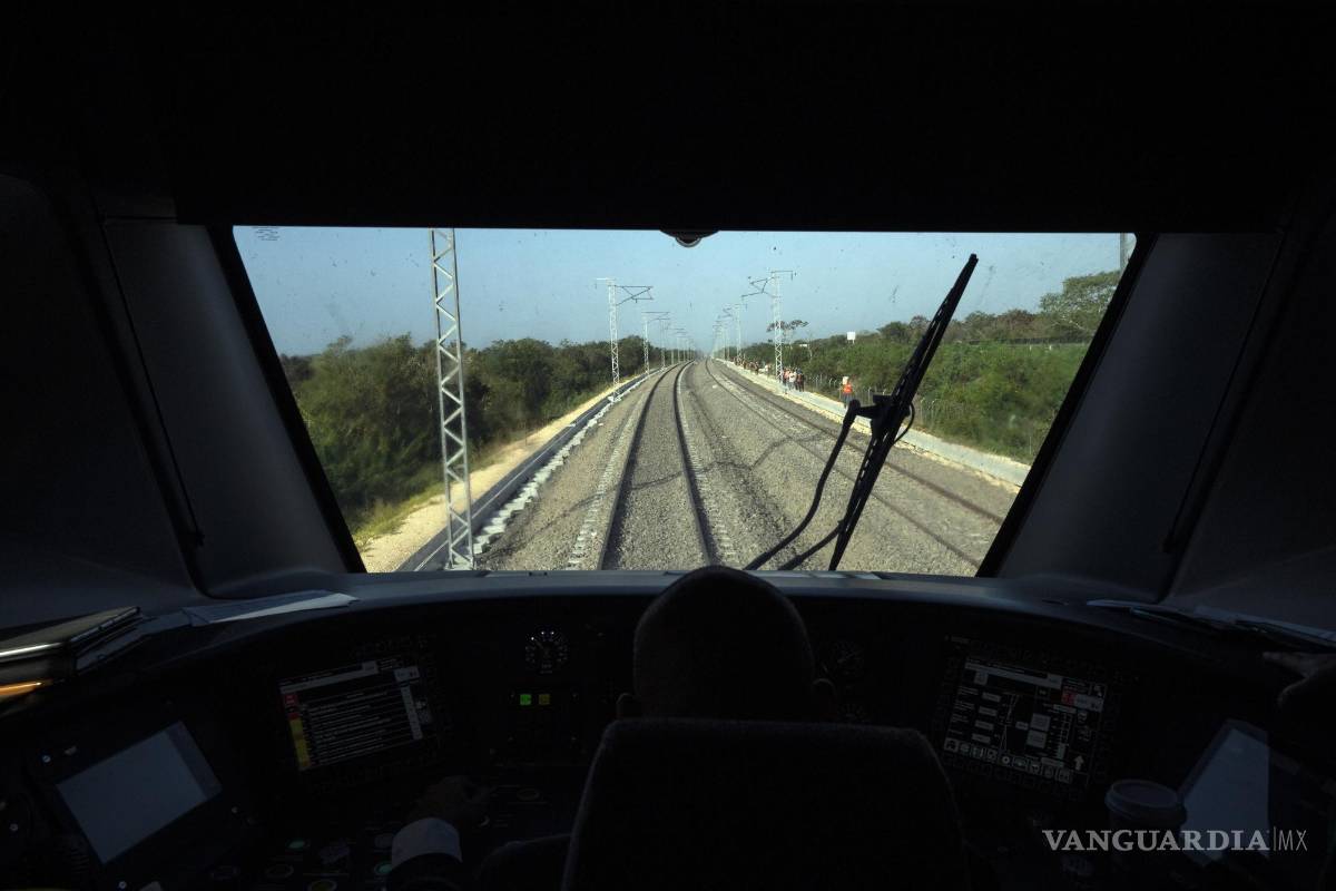 $!Vista de las vías ferroviarias desde la cabina del Tren Maya que viaja de Cancún a Valladolid, en México, el 6 de marzo de 2024. Cuando esté terminada, la línea de alta velocidad recorrerá la península del Yucatán, en el sur del país. (AP Foto/Rodrigo Abd)