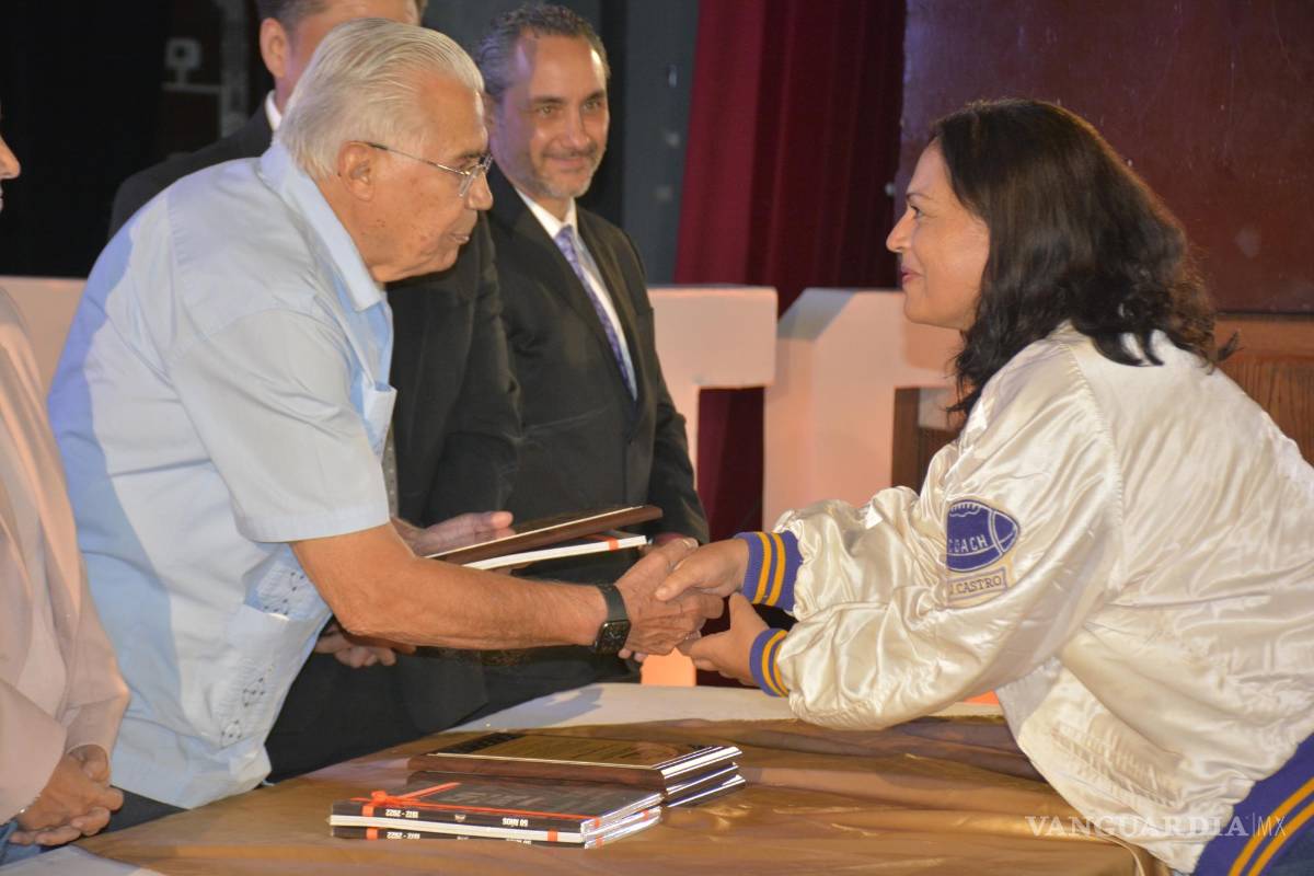 $!Humberto Verastegui entrega placa de reconocimiento post mortem a la memoria del Jorge A. Castro Medina fundador de la AFAIS, lo recibió su hija Alejandra Castro.