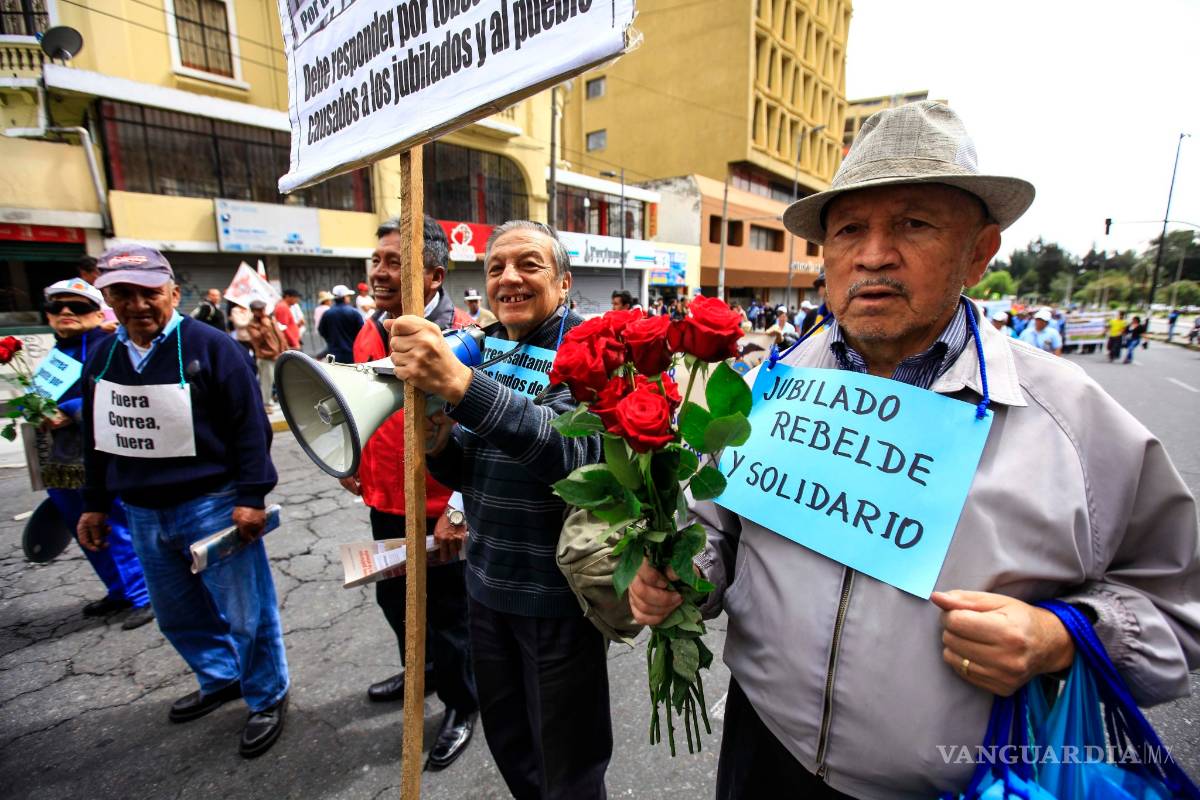 $!Honran a víctimas del sismo en marcha por Día del Trabajo en Ecuador
