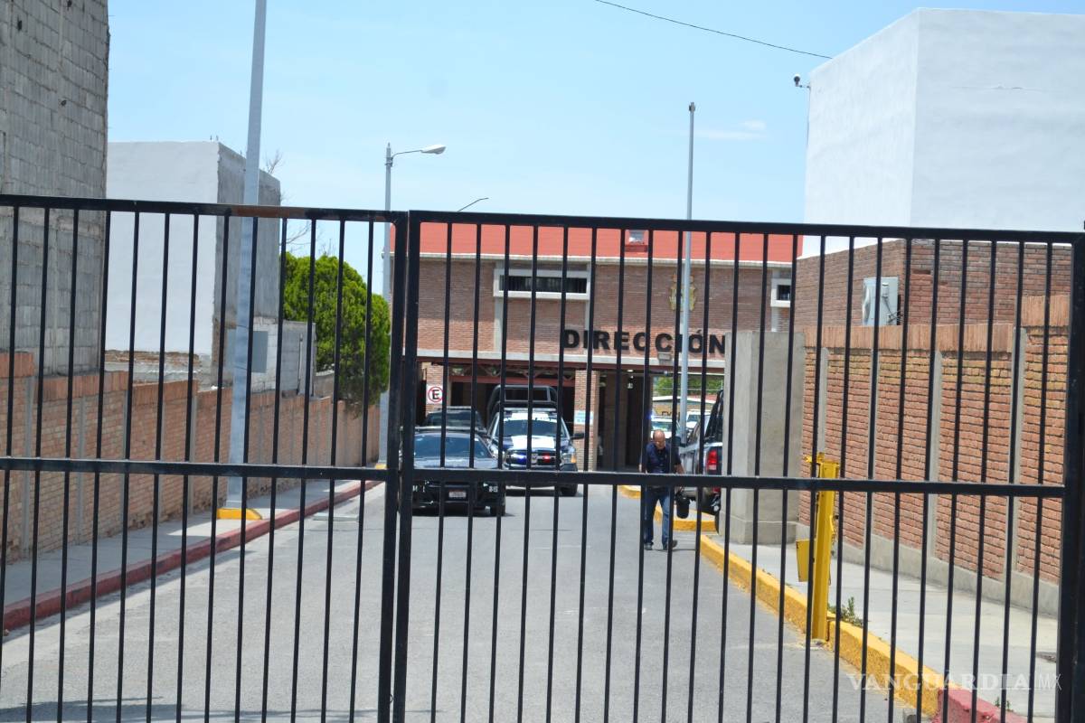 Descubre que su auto era robado y lo arrestan